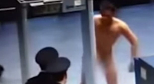 I controlli in aeroporto sono severissimi: uomo resta nudo al metal detector