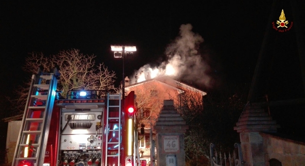 Il tetto incendiato (Centro documentazione vigili del fuoco)