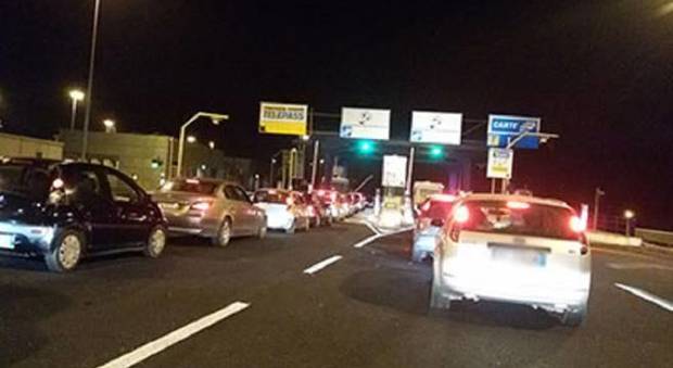 Napoli, imbocca l'autostrada contromano per sfuggire ai controlli: preso dopo inseguimento