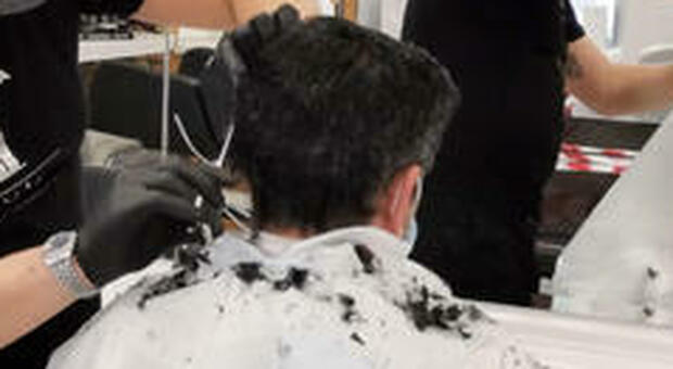 Roma, dal barbiere in 5 e senza mascherina: blitz ai Parioli, locale chiuso e multe