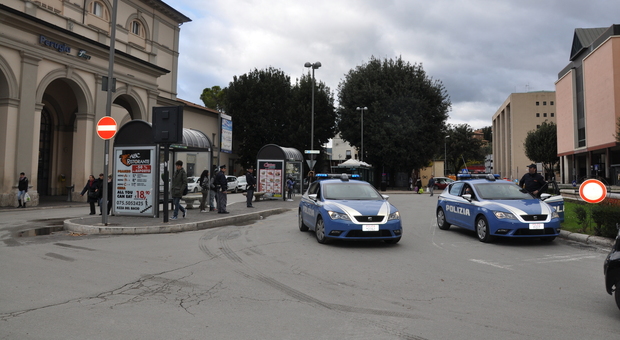 Perugia, positiva al Covid in isolamento trovata dalla polizia in un negozio di abbigliamento