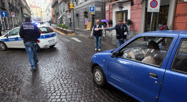 Napoli, strisce blu, stangata sui poveri consiglieri comunali in rivolta