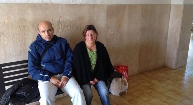 Coppia sfrattata, da sette mesi vive nella stazione: tanta solidarietà ma niente casa