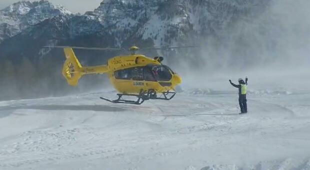 Sappada. Trovato un uomo disteso sulla neve: trasportato con l'elicottero in ospedale in condizioni serie