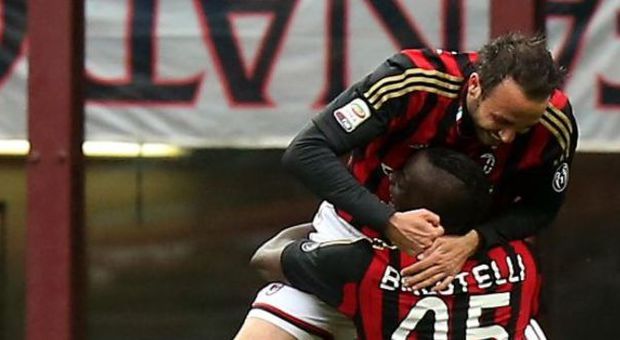 Milan, 3-0 al Livorno e aggancio al Parma: gol di Balotelli, Taarabt e Pazzini