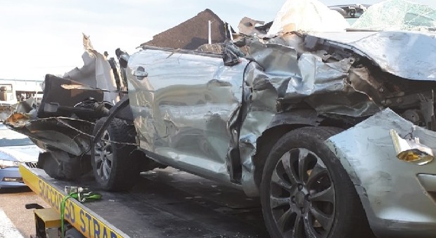 Opel Corsa sotto un Tir: guidatore esce miracolosamente illeso