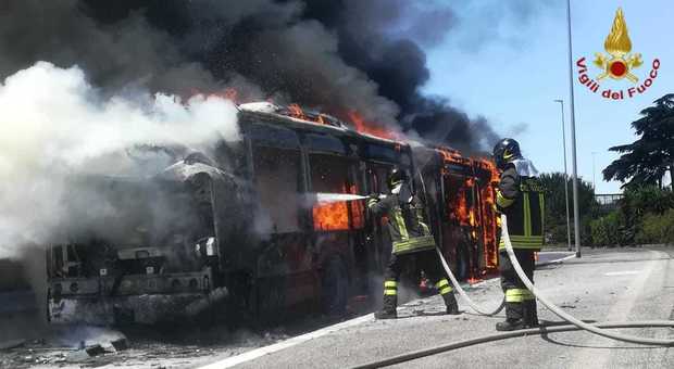Roma, bus Atac va a fuoco: il mezzo distrutto ma non ci sono feriti