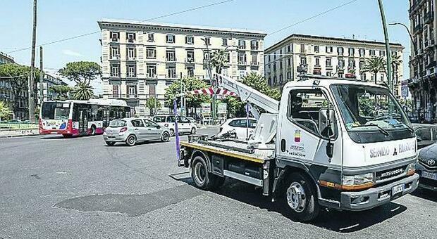 Carri gru a Napoli, prelevate 26 auto: «Diamo alla gente il tempo di adeguarsi»