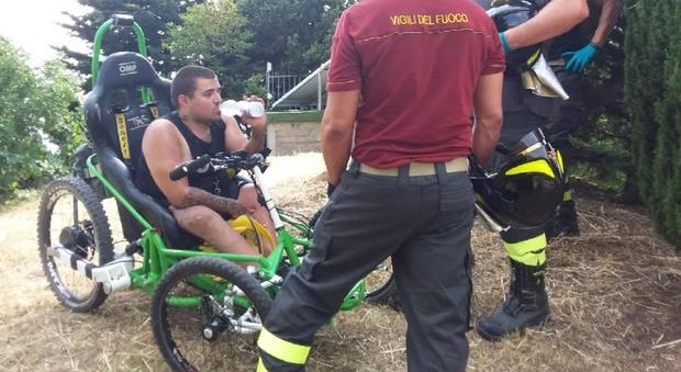 Disabile in bici sulle colline della Valpolicella: si cappotta e resta incastrato