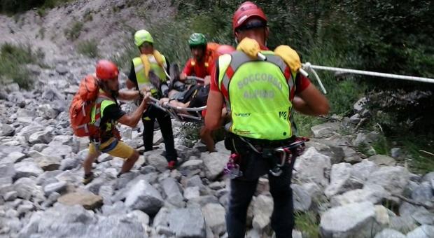 Incidenti in montagna, rocciatore cade in cordata: salvato. Altri 4 turisti feriti
