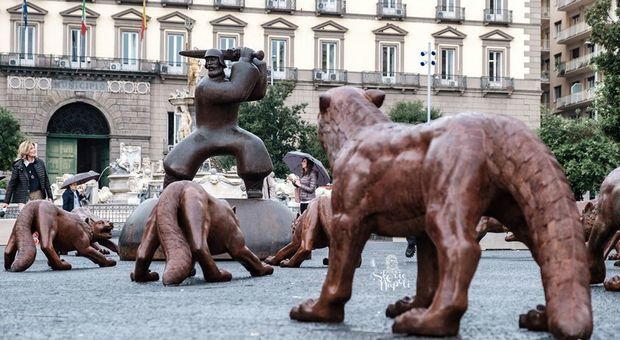 Virus, flash mob di solidarietà con i cinesi tra i lupi di piazza Municipio a Napoli
