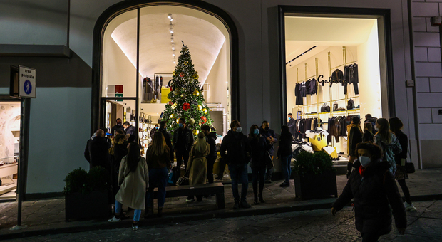Shopping di Natale, i commercianti di Napoli: «Il weekend è andato male, domenica -50%»