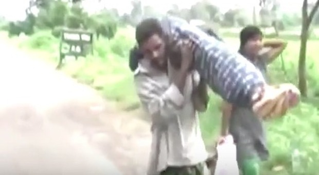 India, la moglie muore in ospedale: lui fa 10 km con il cadavere in spalla