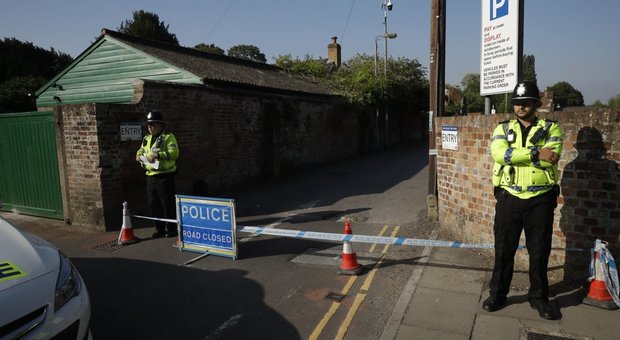 Gran Bretagna, coppia avvelenata con agente nervino, la polizia: «Maneggiato oggetto contaminato»