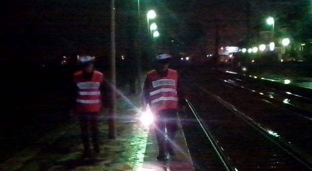 Pesaro, confida all'amico di volersi lanciare sotto il treno: i carabinieri presidiano i binari e lo salvano