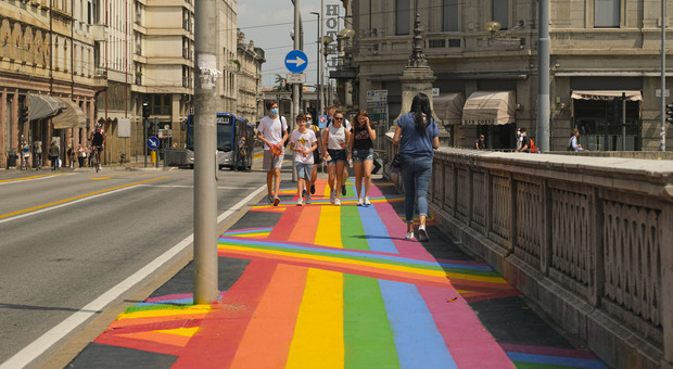 A spasso sui colori dell'arcobaleno sul ponte di Corso del Popolo