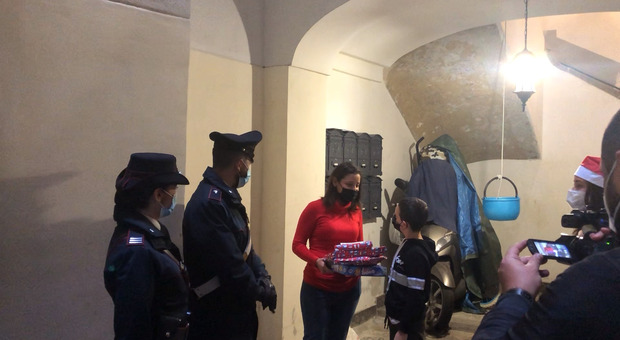 Operazione Santa Claus: carabinieri e volontari regalano giochi ai bambini di Napoli