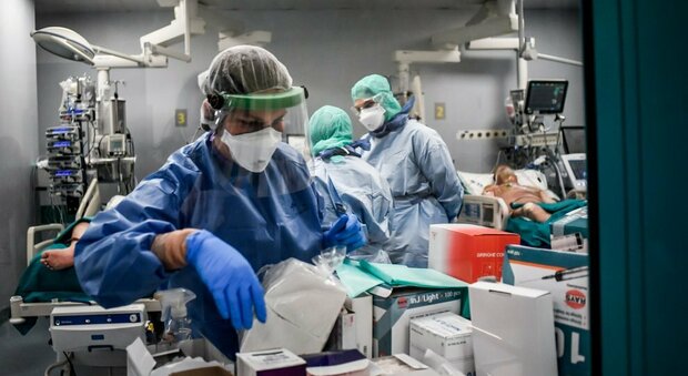 Covid, medici assunti per l'emergenza: «In mille rischiano il posto di lavoro». La denuncia dell'Anaao-Assomed Lazio