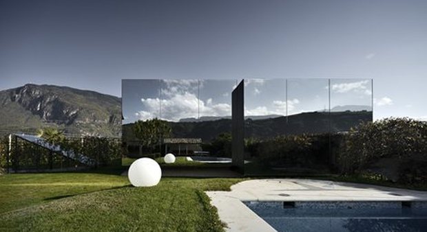 immagine Mirror Houses: la natura si specchia sulle pareti di casa