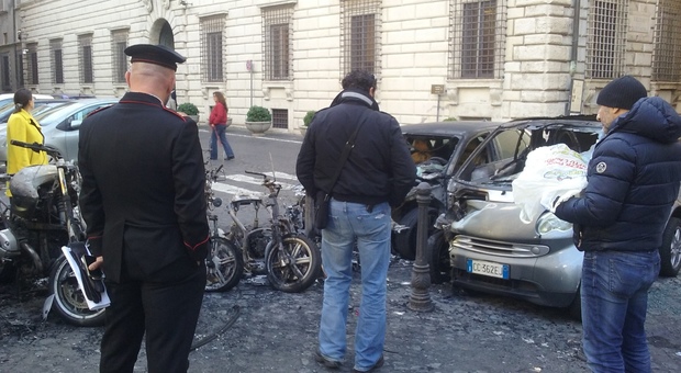 Roma, auto e moto incendiate a Campo de' Fiori
