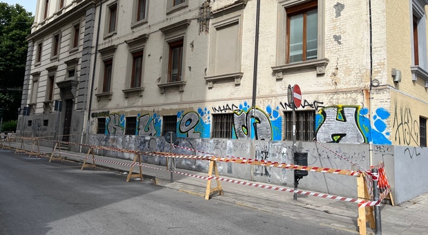 Piovono calcinacci in strada: ingabbiato Palazzo delle Marche, transennato il marciapiede