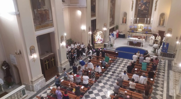 Scassinano la cassetta delle offerte in chiesa, il prete li scopre: picchiato da 3 giovani alle porte di Roma