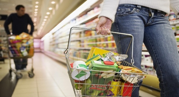 Le famiglie tagliano sugli acquisti: si spende di più per mangiare meno