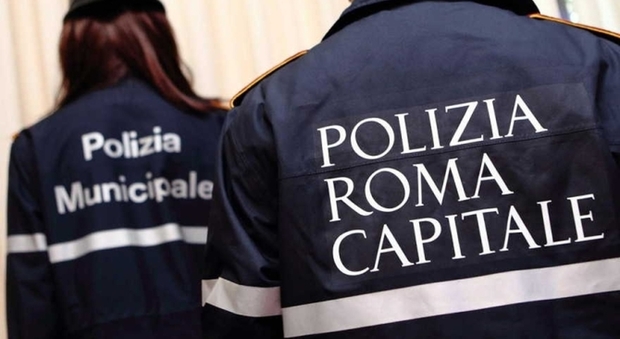 Vigili, la Raggi nomina i tre vice comandanti: c'è anche Ancilotti, che si scontrò con Renzi