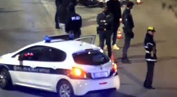 Roma, tunisino fugge dopo incidente e si scontra con un taxi: 6 feriti a Portonaccio, 2 gravi