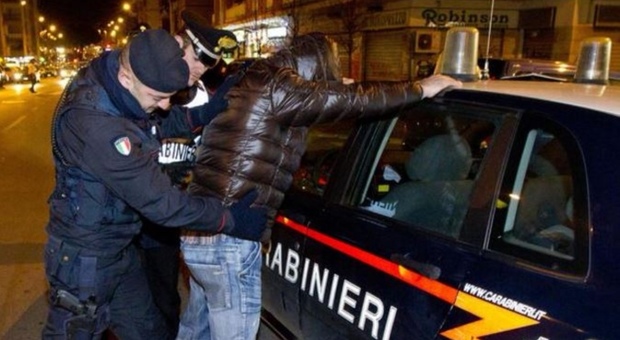 Napoli, rione de Gasperi: spaccio davanti ai figli minorenni: quattro arresti