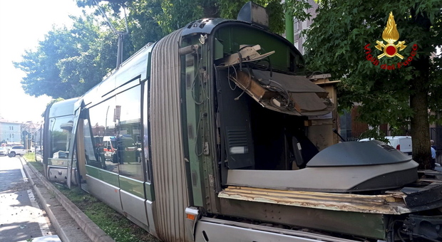 Terrore sul tram a Milano: urto contro un albero, crolla il pantografo. Sei feriti, anche l'autista