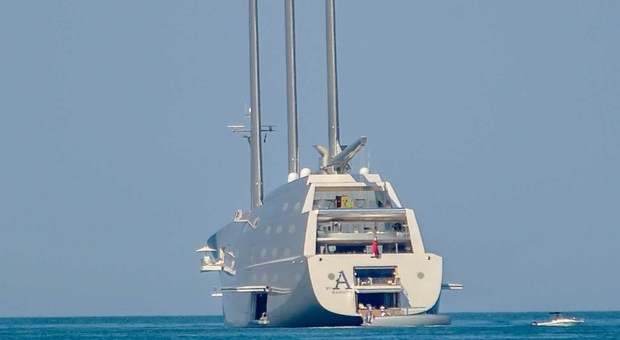 A Ostia appare lo yacht a vela progettato dall’archistar Philippe Starck