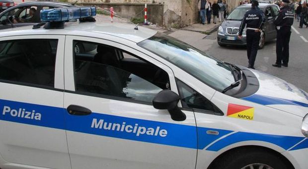 Napoli, donna minaccia di lanciarsi nel vuoto: salvata dalla Municipale