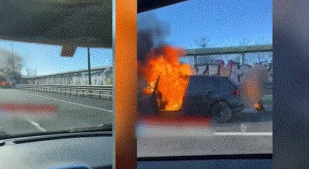 Roma, auto a fuoco sul Gra, individuato l'autore del video che riprese un uomo mentre bruciava vivo: indagato. Lui si difende: «Era una situazione strana»