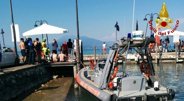 Barca a fuoco, naufragano 3 turisti tedeschi: salvati da gommone di passaggio