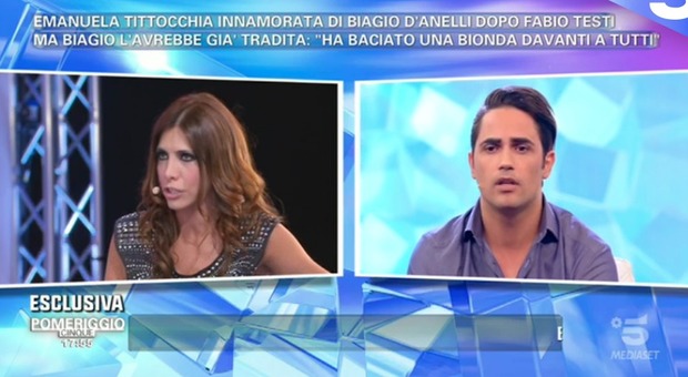 Emanuela Tittocchia e Biagio D'Anelli, bagarre in diretta. L'attrice: «Lui mi ha tradito». L'ex gieffino: «Lei si è baciata con un paparazzo» (frame Mediaset)