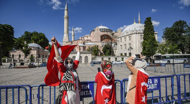 Santa Sofia torna moschea dopo 86 anni. Erdogan: «Preghiera islamica il 24 luglio»