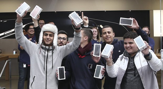 iPhone 7, ressa all'alba all'Apple store di Porta di Roma: in coda con caffè e cornetto