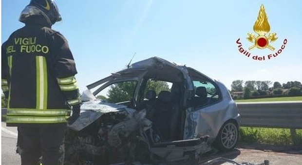 L'auto distrutta dopo l'incidente