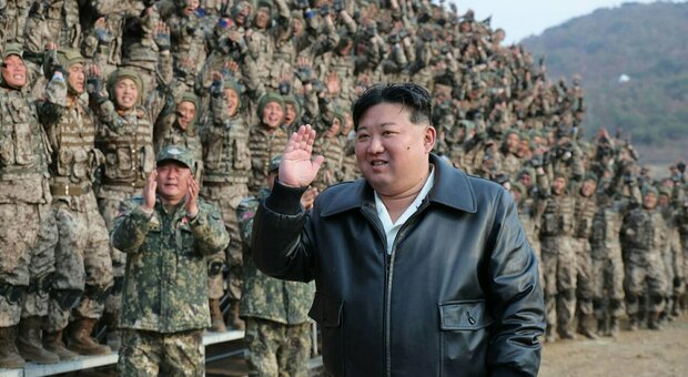 Kim Jong Un supervisiona gli addestramenti aerei e viaggia sull'auto regalo di Putin: legami più stretti tra Russia e Corea del Nord