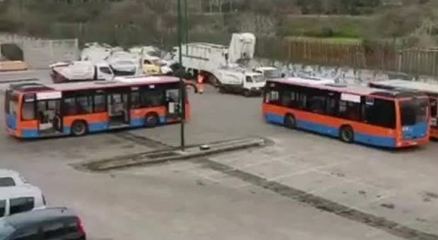 Camion rifiuti nello stazionamento, l'ira degli autisti a Napoli: «Così bloccano i bus»