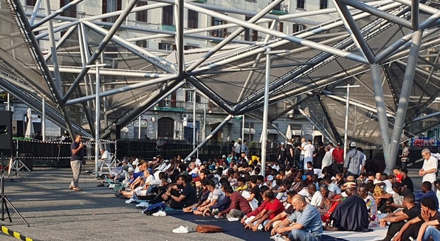 Musulmani in pregheria a piazza Garibaldi