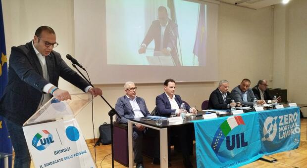 Fabrizio Caliolo ed il tavolo dei relatori nel convegno organizzato dalla Uil "Brindisi: quale futuro industriale?"
