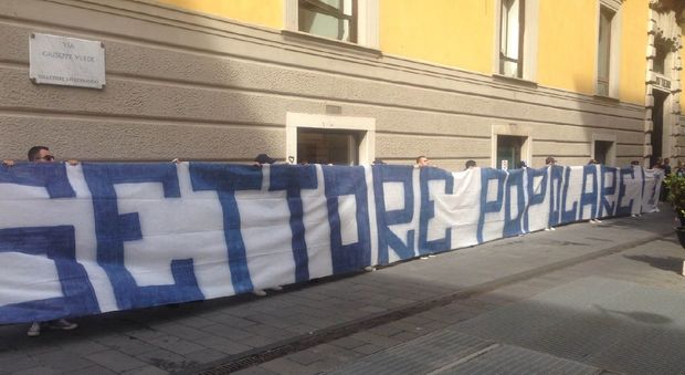 Protesta dei tifosi a Napoli contro il caro biglietti allo stadio