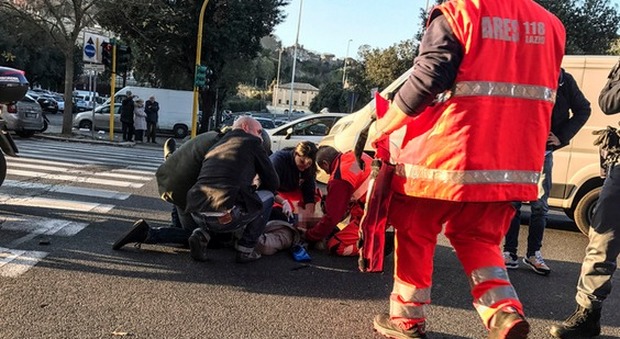 Violento schianto in piazzale Clodio tra furgone e scooter: feriti madre e figlio