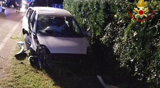 Fiat Punto finisce fuori strada da sola: auto distrutta e tre feriti