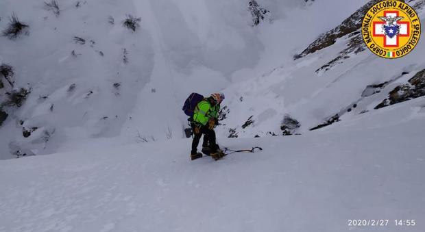 Malga Pramosio. Scialpinista in caduta libera per 80 metri sul pendio ghiacciato