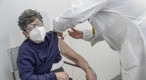 Una delle vaccinazioni agli anziani al Censer di Rovigo nel primo giorno