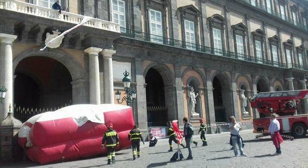 Napoli, protesta in piazza del Plebiscito: dipendente Hitachi minaccia suicidio