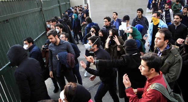 Iran, la crisi economica del Paese del petrolio dove la benzina può aumentare del 33%